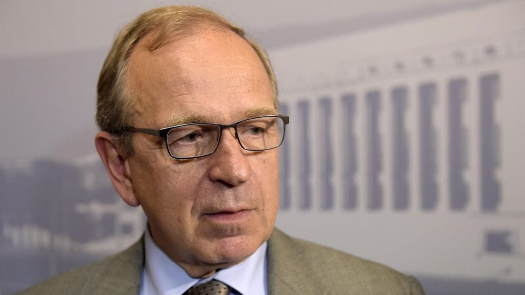 Nuorten miesten työttömyys on noussut viime vuosina ja se on korkeampaa kuin muissa Pohjoismaissa, Suomen pankin pääjohtaja Erkki Liikanen sanoo.