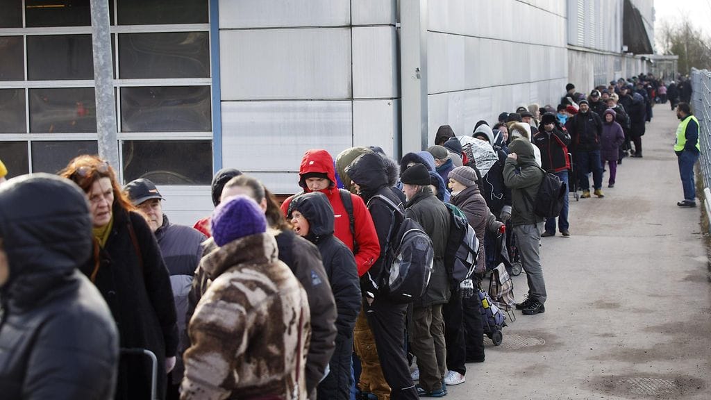 Leipäjonot pitenevät aina kuun loppua lähestyttäessä.