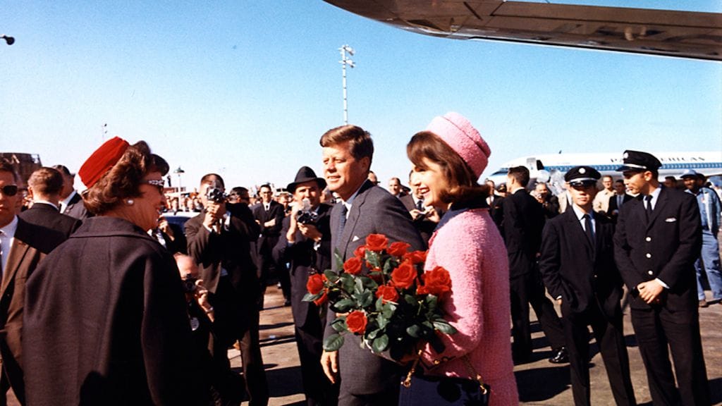 Arkistokuva John F. Kennedyn ja Jacqueline Kennedyn saapumisesta Dallasin Love Fieldin lentokentälle 22.11.1963 ennen samana päivänä tapahtunutta presidentin salamurhaa.