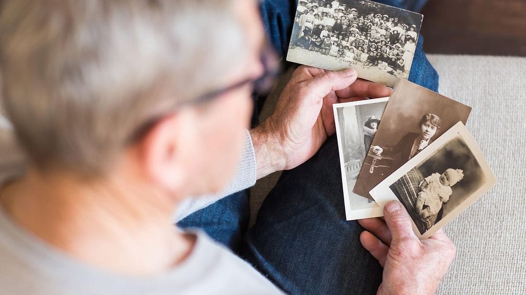 Sukujuurien kaivelun voi aloittaa vanhoista valokuvista. Kuvituskuva.