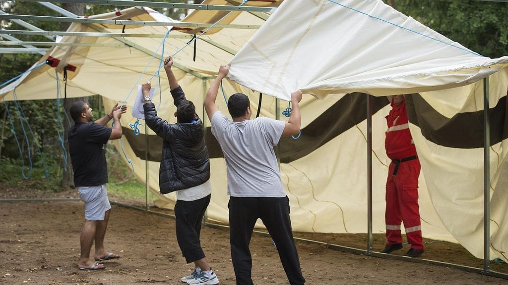 Turun Pansion vastaanottokeskuksen pihalle pystytettiin telttoja yhdessä turvapaikanhakijoiden, keskuksen työntekijöiden ja vapaaehtoisten voimin 1. syyskuuta 2015.