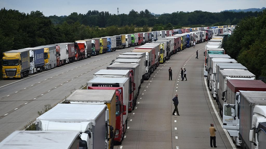 Rekkajono Englannin kanaalin ali kulkevan tunnelin edessä Englannin puolella.