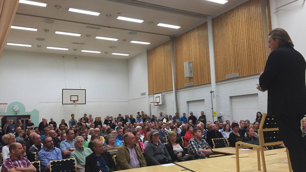 Muhoksen asukkaille pidettiin koulun liikuntasalissa info kiireellä perustetusta hätämajoituksesta 2.9.2015.