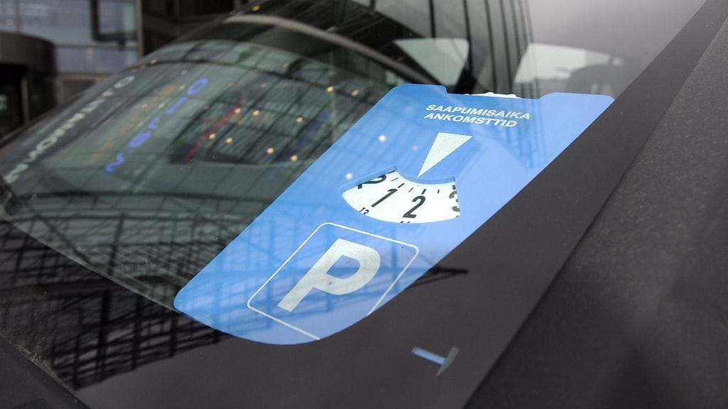 Pysäköintikiekko on myös jatkossa sijoitettava näkyvälle paikalle tuulilasin sisäpuolelle. Tarkoista väri- ja kokomääritelmistä kuitenkin luovutaan.