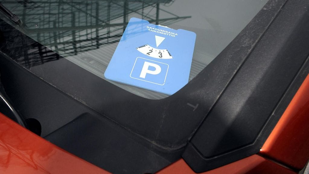 Pysäköintikiekon ei enää tarvitse olla sininen, kiitos norminpurkutalkoiden.