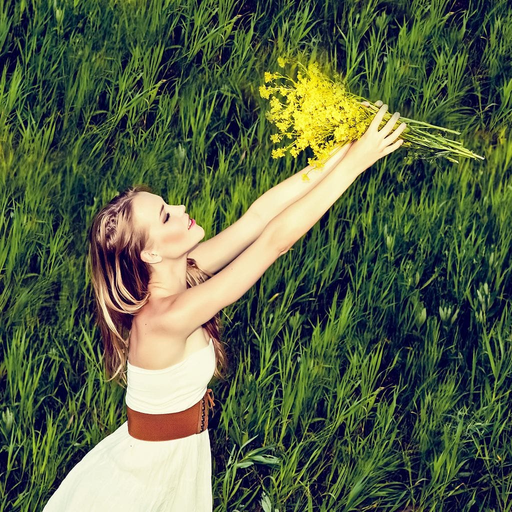 Nainen ja kukkakimppu