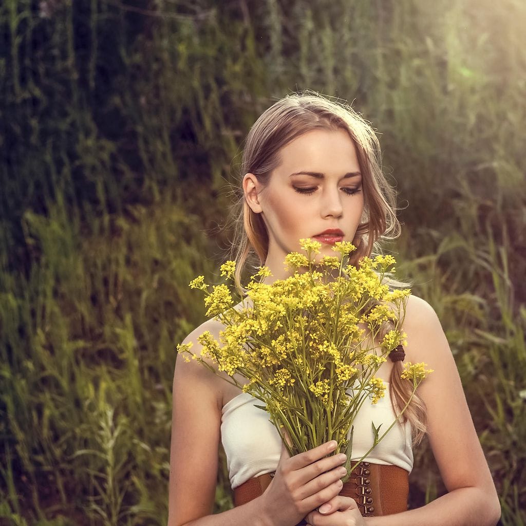 Nainen ja kukkakimppu (1)