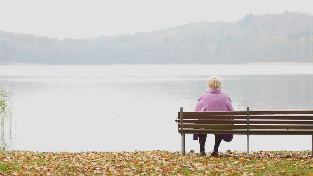 nainen, yksin, penkillä