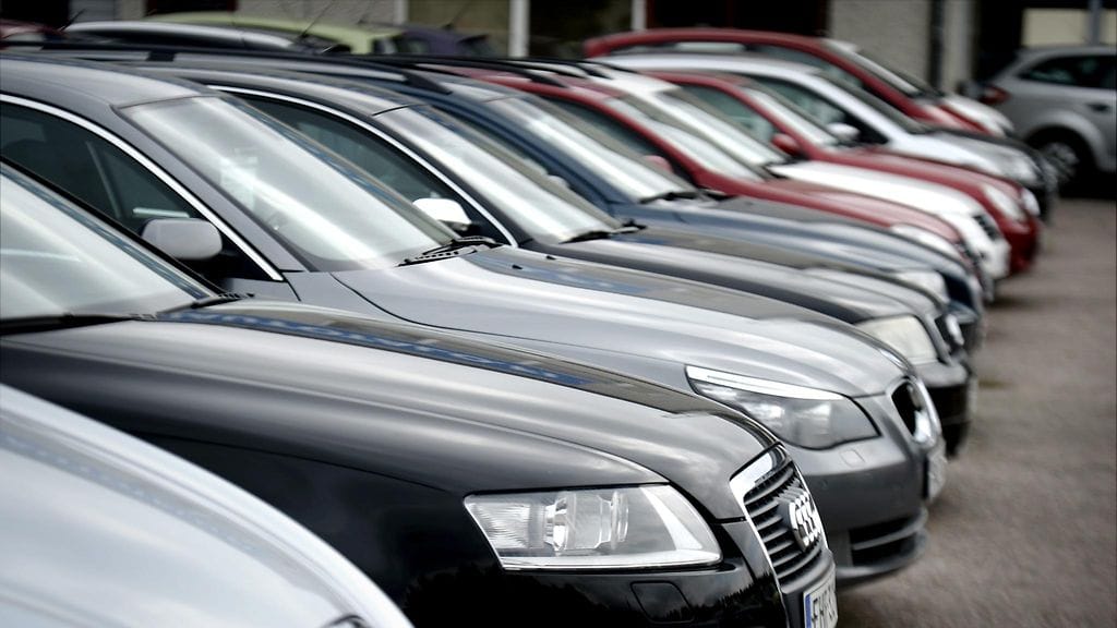 Tarjottu romustuspalkkioenettely vaikutti autonostajasta epäilyttävältä muun muassa sen takia, että romutuspalkkioita rahoitetaan osittain veronmaksajien rahoilla. Kuvituskuva.