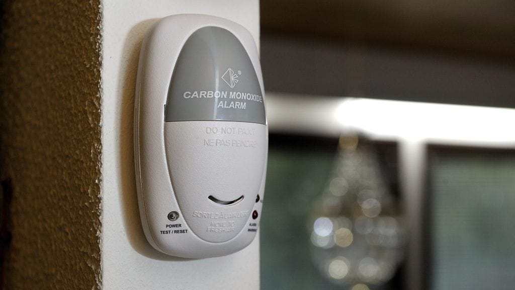 Häkävaroitin ei ole asunnoissa pakollinen palovaroittimen tapaan, mutta häkävaroittimen asentaminen on suositeltavaa huonetiloihin, joissa sijaitsee polttoainetoiminen laite kuten takka, uuni, leivinuuni tai kaasujääkaappi. Kuvan häkävaroitin ei liity tapaukseen.