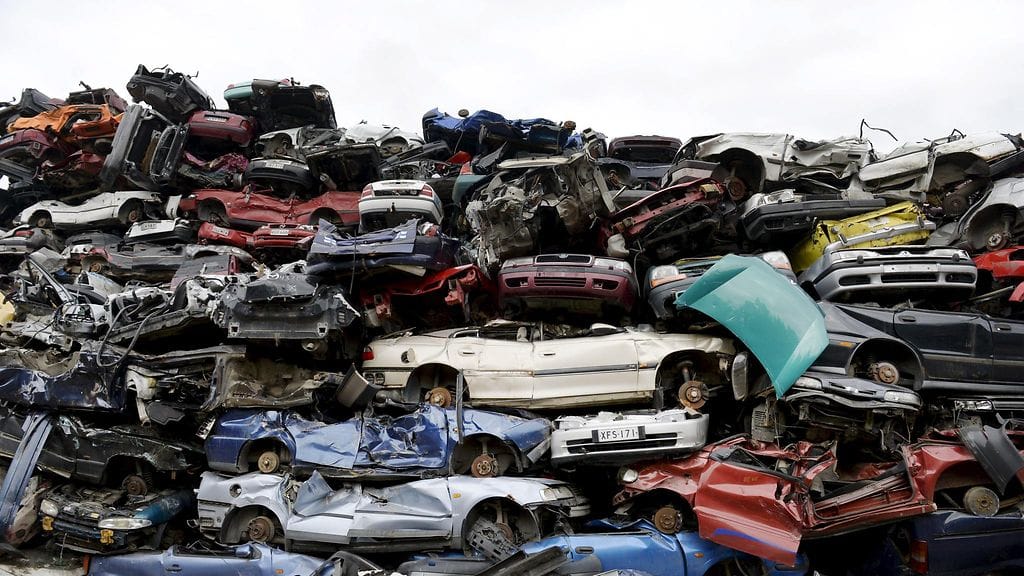 "Oleellistahan on, että me saamme paljon autoja, jotka ovat romutusvaiheessa, sinne viralliseen kierrätyspisteeseen", kommentoi Trafin Juha Kenraali romutuspalkkioasiaa.