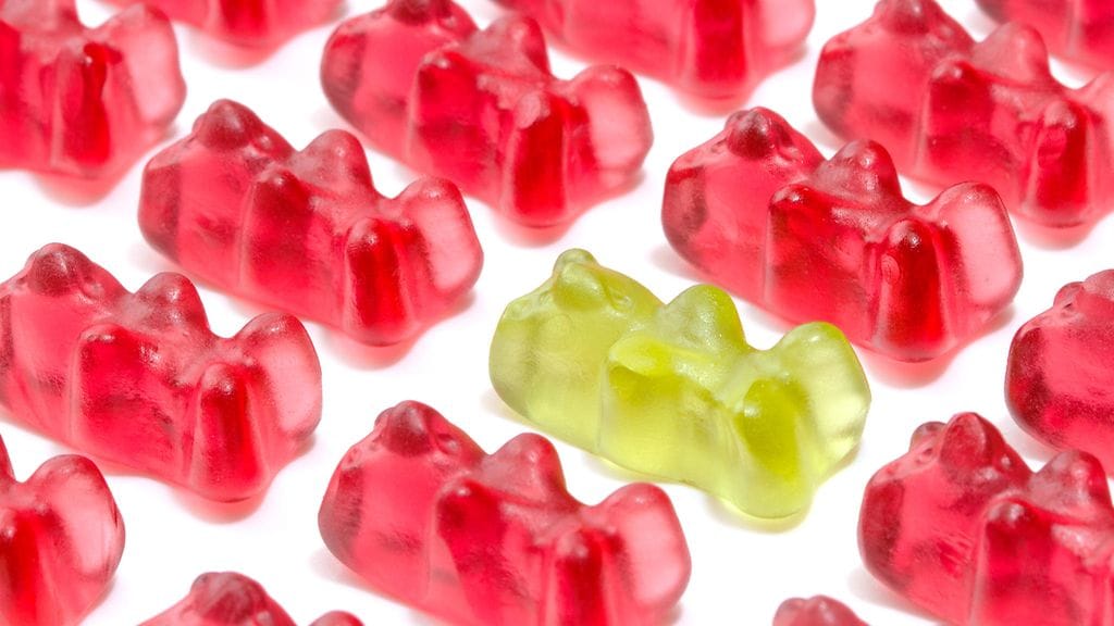 Vihreän nallekarkin väri on onnistunut hämäämään monia.