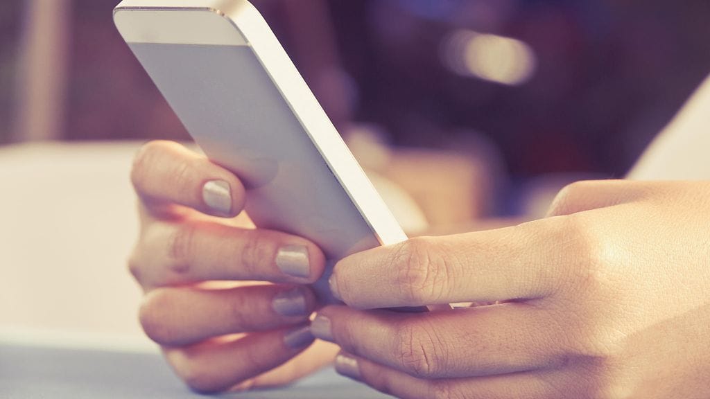 Puhelinta käyttävät eivät aina kuule mitä ympärillä tapahtuu.