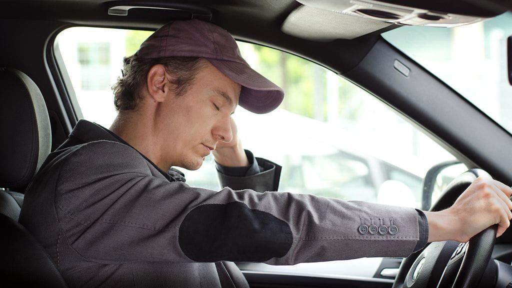 "Rattiin nukahtamisen riski kasvaa, jos ajo ajoitetaan iltaan tai yöhön", Niina Palomäki Uniliitosta sanoo. Kuvituskuva.