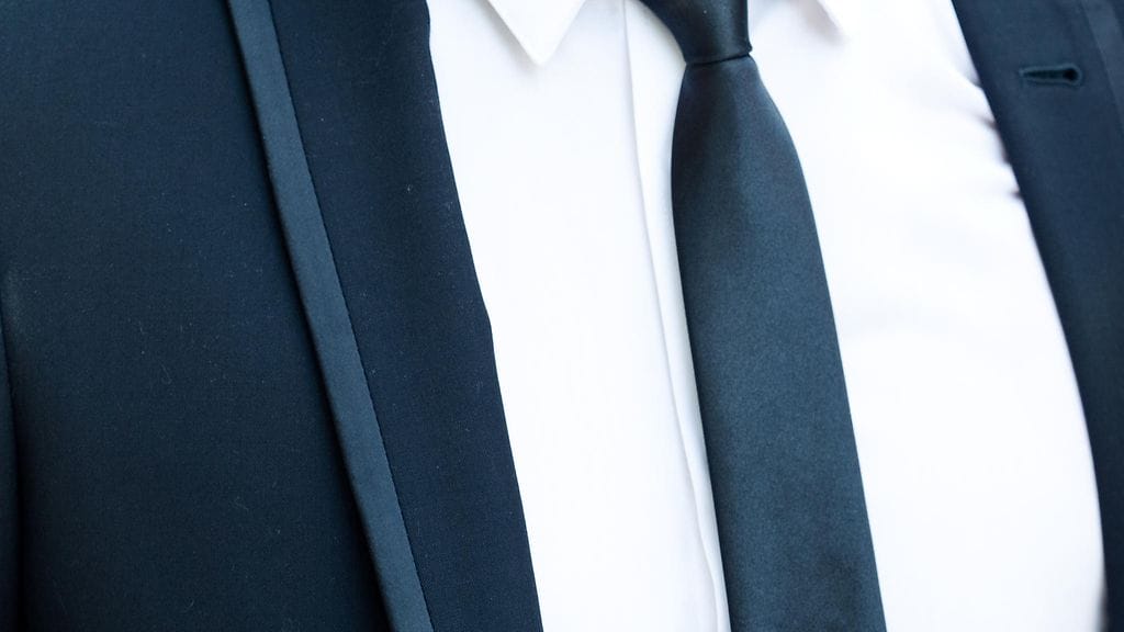 Juhlapukeutumisessa tyylikäs kokonaisuus syntyy tarkoin valituista yksityiskohdista.