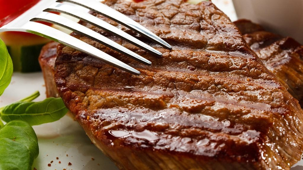 Tutkijat varoittavat lihan grillaamiseen liittyvistä riskeistä.