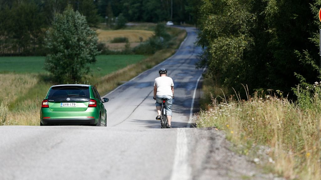 pyöräilijä ohitus