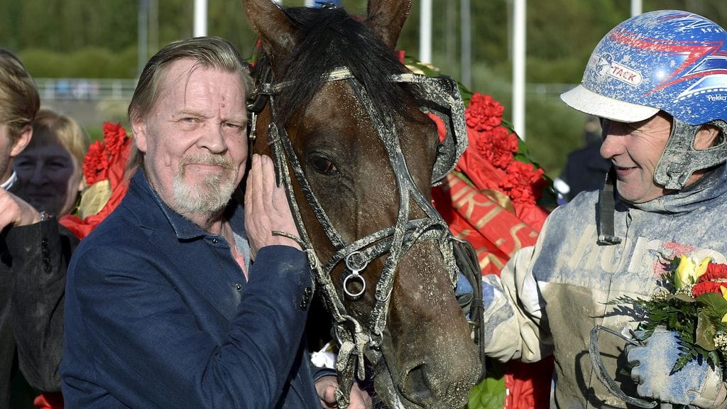 Vesa-Matti Loiri ja Pekka Korpi juhlivat Fabrice Duon 100 000 euron arvoista Derby-voittoa kaksi vuotta sitten.