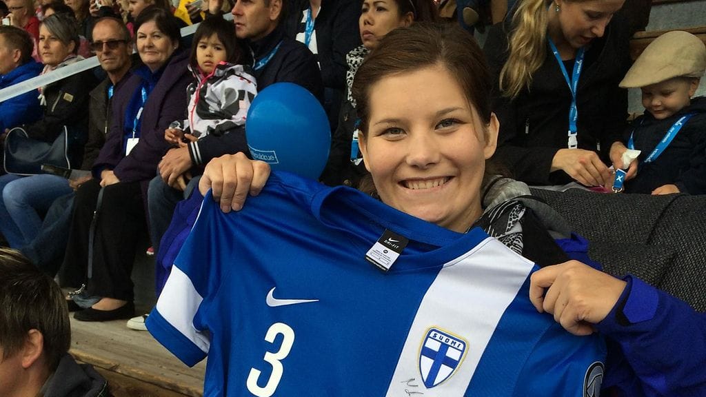 Hyvinkään ammuskelussa haavoittunut naispoliisi Heidi Foxell sai Suomen jalkapallomaajoukkueen pelipaidan viime syyskuussa.
