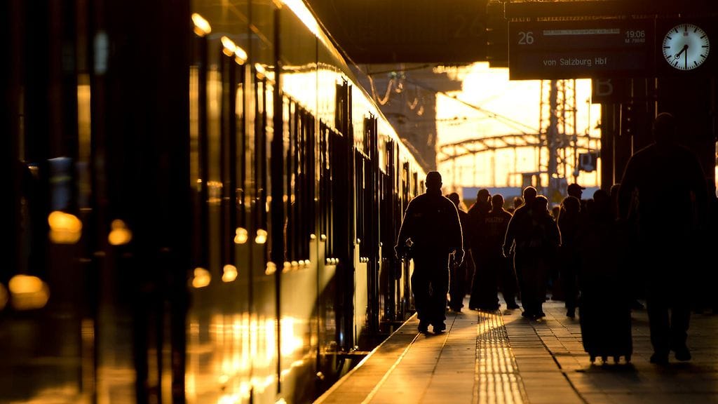 Tuhansia turvapaikanhakijoita on saapunut Münchenin päärautatieasemalle viime viikkojen aikana.