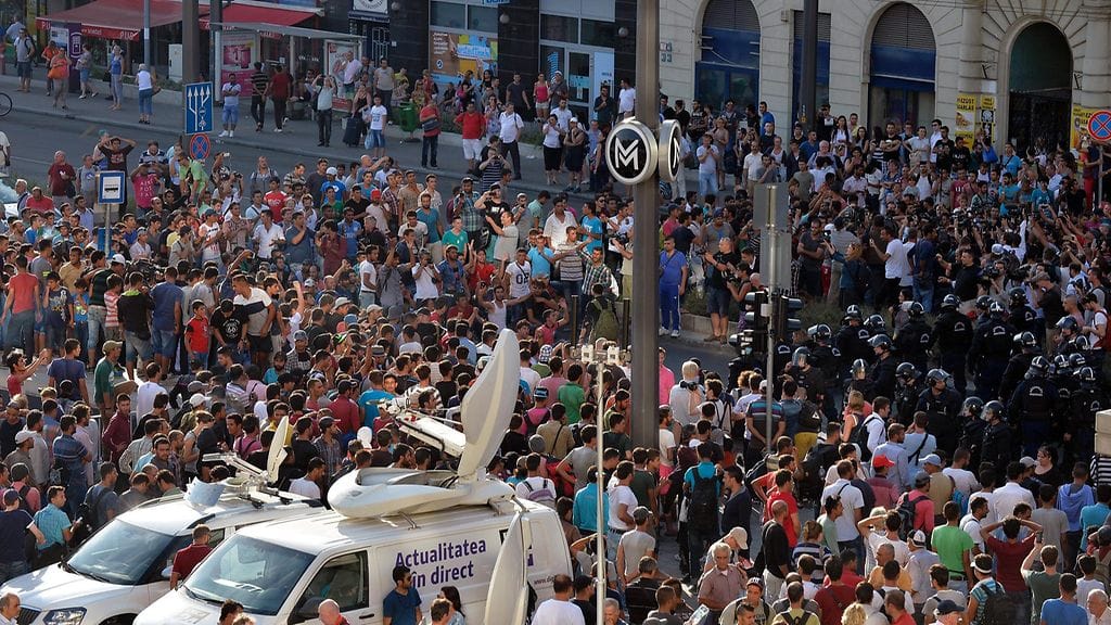 Unkari on ollut yksi pakolaiskriisin vaikeimmista alueista. Pakolaiset osoittivat mieltään Unkarissa Budapestin rautatieaseman ulkopuolella 2.9.2015. Heitä ei päästetty junaan ilman asianmukaisia papereita. (EPA)