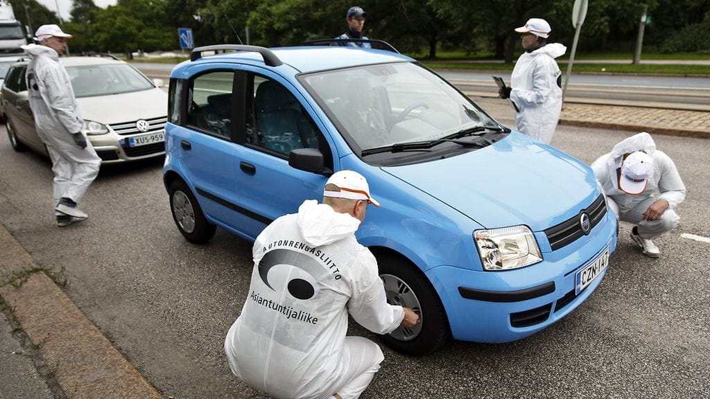 Autonrengasliiton työntekijät tekevät mittauksia Autonrengasliiton, Liikenneturvan ja poliisin rengasratsiassa Helsingissä maanantaina 7. syyskuuta 2015.
