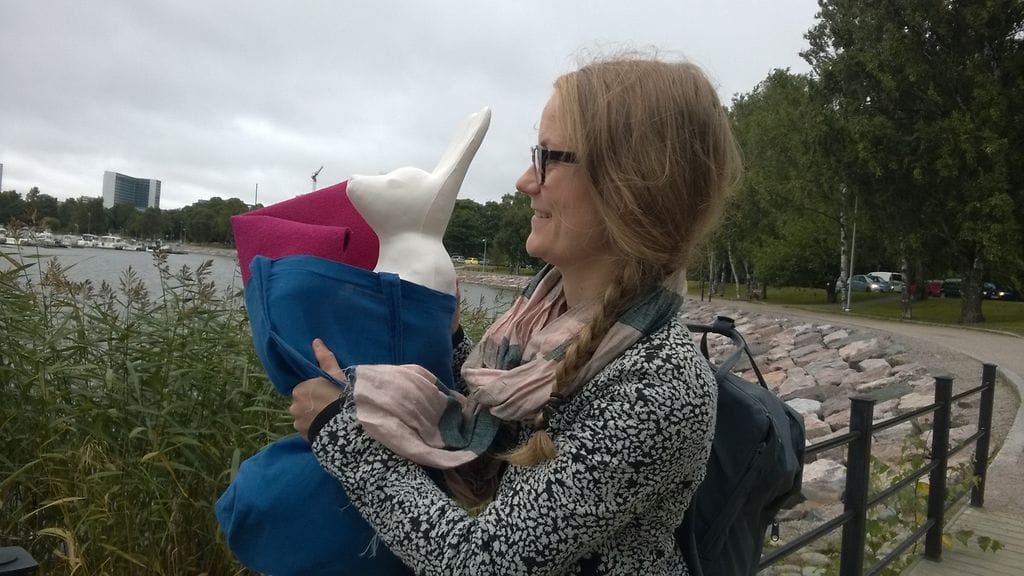 Hanna-Kaarina Heikkilä sijoittaa valamiaan citykaneja eri puolille Helsinkiä. Tempaus on herättänyt paljon kiinnostusta ja meneillään onkin varsinainen citykanijahti, sillä löytäjä saa pitää pupun.