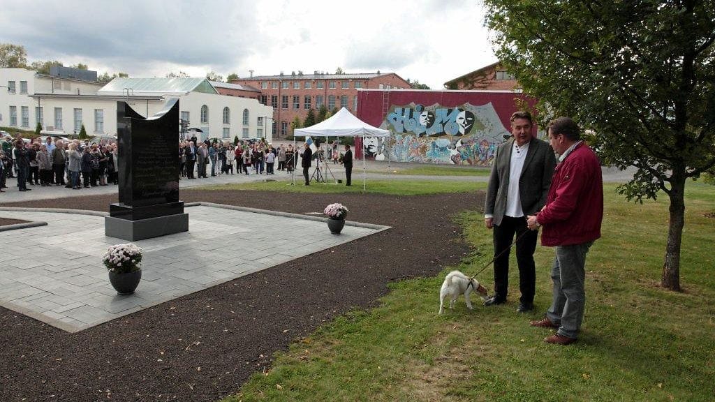 Esko Nikkarin muistomerkki 1