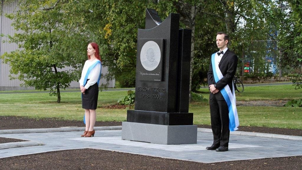 Esko Nikkarin muistomerkki toinen kuva