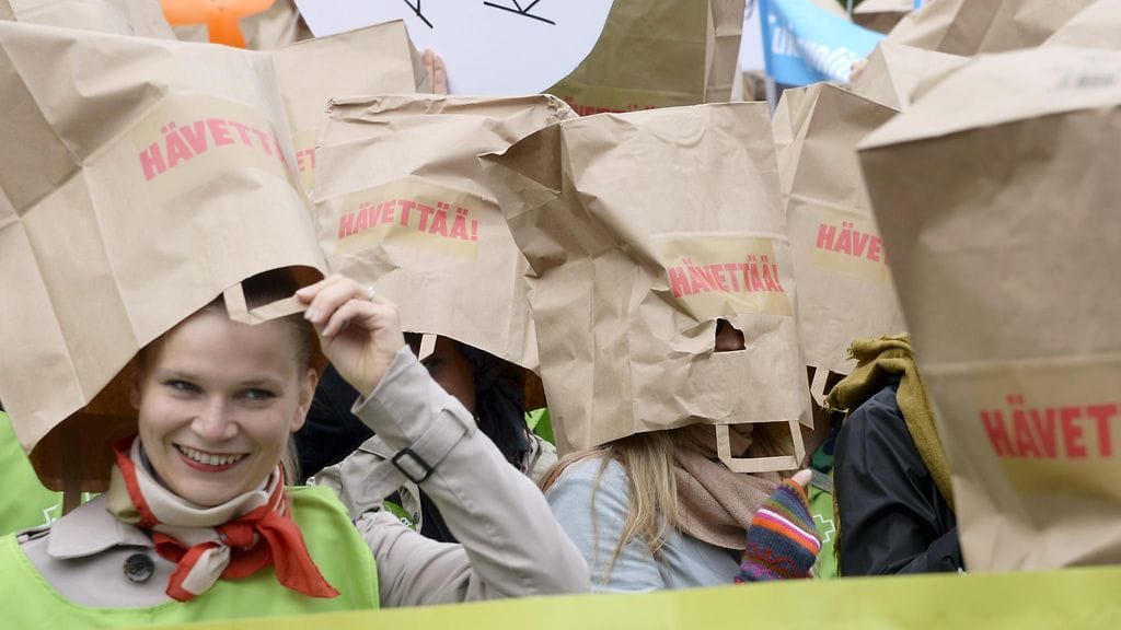 Mielenosoittajia Hävettää!-paperikassit päässä Me välitämme -mielenilmauksessa vastuullisen Suomen puolesta Helsingissä 8. syyskuuta 2015.