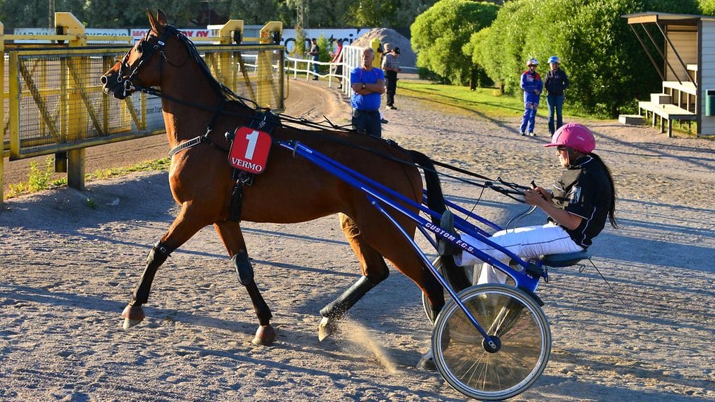 Emma Paakkinen on yksi mukaan valituista kilpailijoista Timo Nurmoksen oppilasohjastajamestaruutta tavoittelemaan.