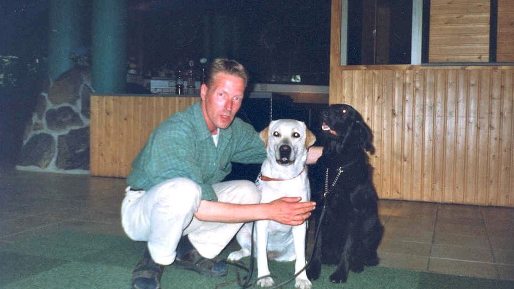 Eläinrakkaaksi kutsutulla Pasi Aaltosella oli kaksi noutajakoiraa.