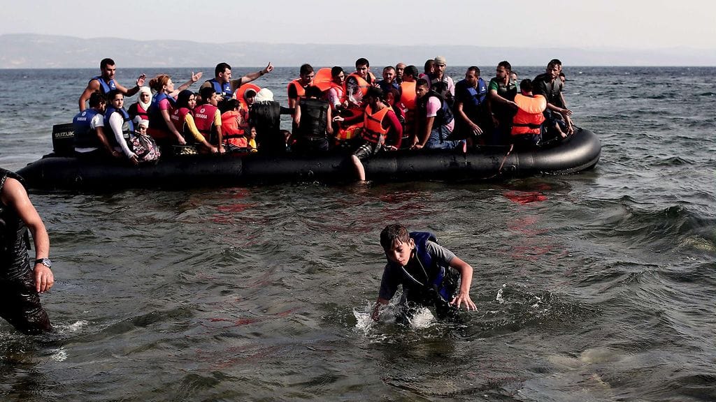 Pakolaisia Syyriasta saapuu Kreikan Lesbos-saarelle kumiveneellä.