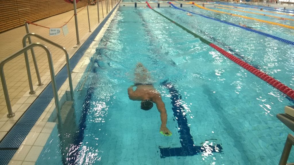 Maajoukkueuimari Tuomas Pokkinen testaa antureilla varustettuja lättäreitä.