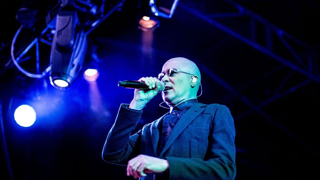 The Human League -laulaja Philip Oakey lavalla Englannissa elokuussa 2015. Bändin suurin hitti Don't You Want Me ei olekaan romanttinen erolaulu.