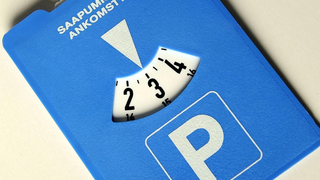 Pysäköintikiekon on oltava 10-11 senttiä leveä ja 13-15 senttiä korkea. Sen kulmat saavat kuitenkin olla pyöristettyjä.