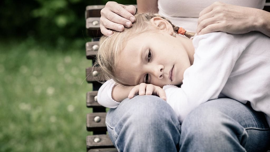 Lapsen kanssa täytyy puhua häntä huolestuttavista asioista, vaikeistakin.