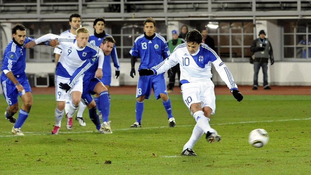 Jari Litmanen teki maalin rangaistuspotkusta viimeisessä A-maaottelussaan San Marinoa vastaan.