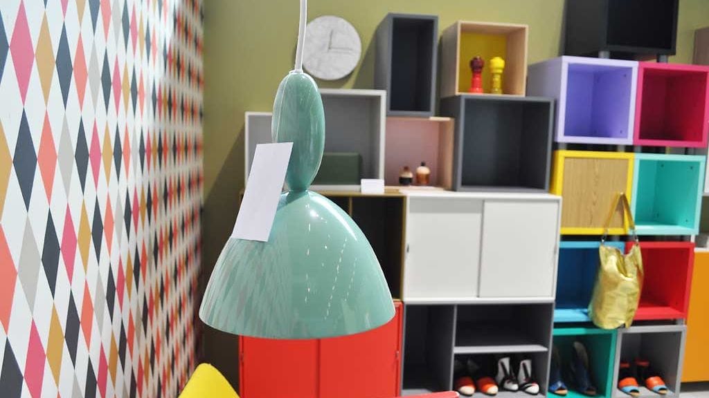 Signals-näyttely esittelee rohkeita ja raikkaita värejä.