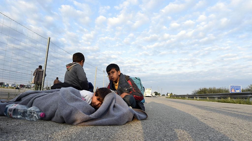 Pakolaisia Itävallan rajalla viime syyskuussa. Itävalta ilmoitti aiemmin tällä viikolla asettavansa päiväkohtaisen katon turvapaikkahakemusten määrälle.