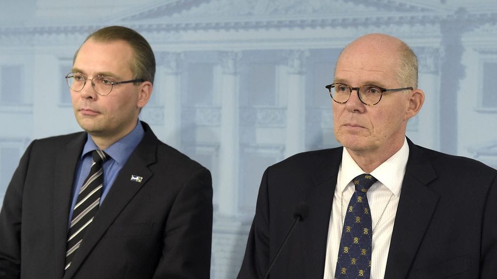 Puolustusministeriön kansliapäällikkö Jukka Juusti (oik.) ja puolustusministeri Jussi Niinistö (ps.)