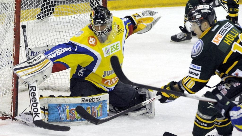 Jukurit ei onnistunut yllättämään Ilvestä liigakarsinnassa keväällä 2013. Kuvassa Jukurien maalivahti Andreas Bernard (vas.) ja Ilveksen Antti Hölli.