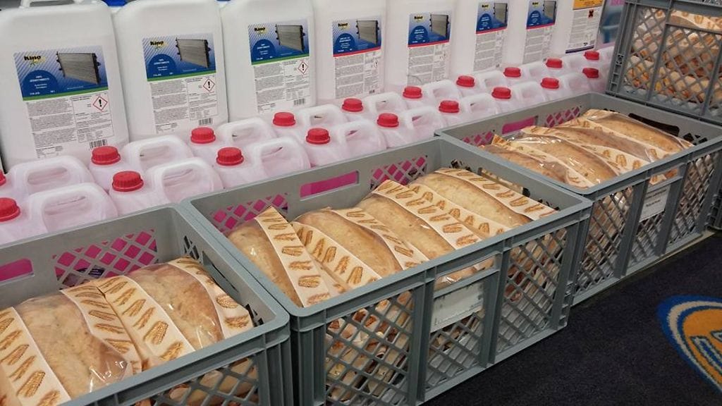 Mäntsälän Varaosa Oy julkaisi tänään Facebook-tilillään kuvan myynnissä olevista lasinpesuneisteistä ja ranskanleivistä.