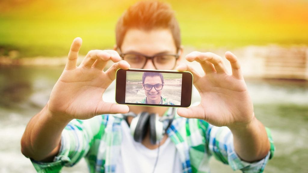 Puhelimen takakameraa kannattaa käyttää selfien ottamiseen.