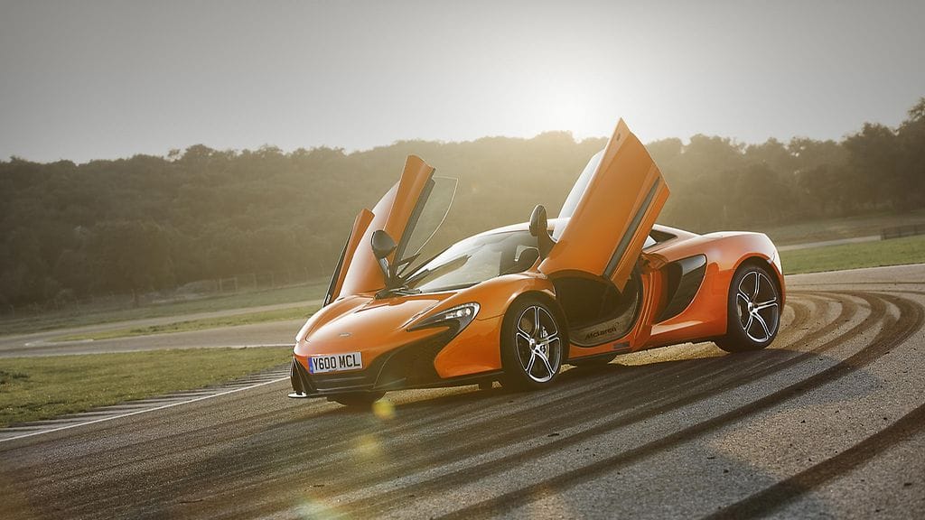 McLaren 650S -superauto kiihtyy nollasta kahteensataan reilussa kahdeksassa sekunnissa.