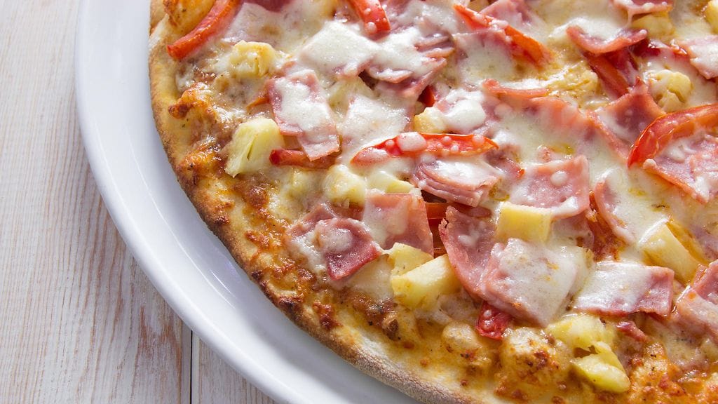 Kinkku-ananaspizza maistuu suomalaisille.