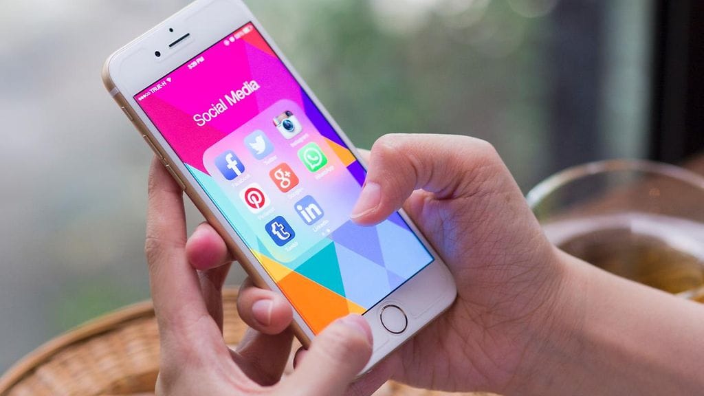 Voimaan tullessaan uudistus muun muassa vaatisi vanhempien suostumuksen alle 16-vuotiaiden sosiaalisen median käyttöön.