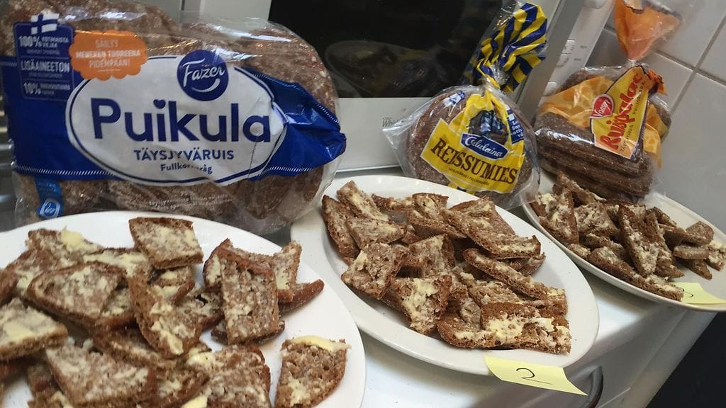 Ruisleivät leikattiin testiä varten paloiksi, jotta leipien muotoja ei tunnistaisi.