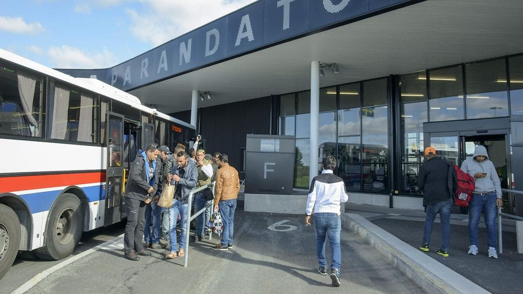 Pakolaisia Tornion ja Haaparannan matkakeskuksessa Ruotsissa.
