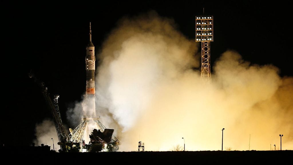 Soyuz TMA-16M -avaruusalusta kuljettava kantoraketti lähti Kazakstanista 28. maaliskuusta 2015 mukanaan muun muassa venäläiset kosmonautit Gennady Padalka ja Mikhail Kornienko Venäjän avaruusohjelmasta (Roskosmos).